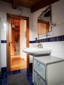 baño con lavabo blanco y pasillo en Casa Celesta, en Aosta