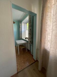 um quarto com uma secretária, uma janela e um espelho em Linda apartment em Kuressaare