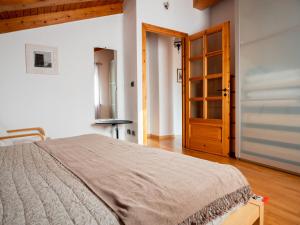 een slaapkamer met een bed en een houten deur bij Casa Celesta in Aosta