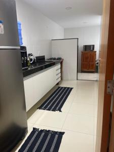 eine Küche mit zwei Teppichen auf dem Boden in der Unterkunft Santa Teresa dos Colibris in São Roque