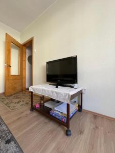 einen Flachbild-TV auf einem Tisch in einem Zimmer in der Unterkunft Linda apartment in Kuressaare