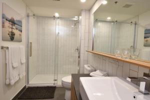W łazience znajduje się prysznic, umywalka i toaleta. w obiekcie Destination Owl's Head - Mtn Haus w mieście Mansonville