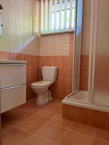 ロビにあるRafaのバスルーム(トイレ、シャワー付)
