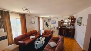 Ein Sitzbereich in der Unterkunft Apartment house Berry