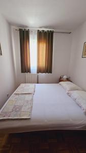 Ein Bett oder Betten in einem Zimmer der Unterkunft Apartment house Berry