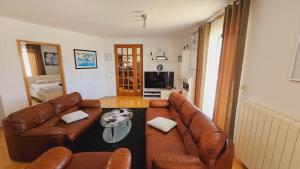 Ein Sitzbereich in der Unterkunft Apartment house Berry