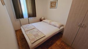 Ein Bett oder Betten in einem Zimmer der Unterkunft Apartment house Berry