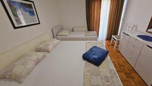 Ein Bett oder Betten in einem Zimmer der Unterkunft Apartment house Berry