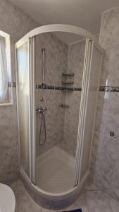 eine Dusche mit einer Glastür in einem Badezimmer in der Unterkunft Apartment house Berry in Primošten + 37 Fotos