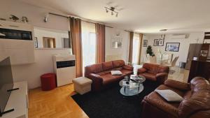 Ein Sitzbereich in der Unterkunft Apartment house Berry