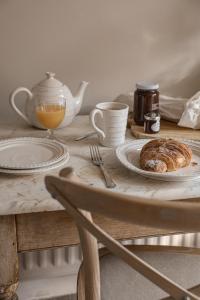 stół z talerzem chleba i imbrykiem w obiekcie Plum Bray w mieście Bray