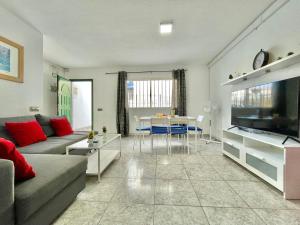 ein Wohnzimmer mit Sofa und Tisch in der Unterkunft Relax Beach House in Puerto de Santiago
