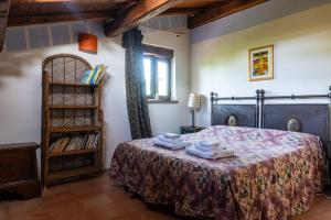 um quarto com uma cama e uma estante de livros em Country House tra lago e mare a Sud di Roma em Campoleone