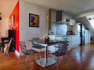 uma cozinha com mesa e cadeiras num quarto em L'OASIS - Loft standing - Terrasse Rooftop - Jacuzzi Spa - Parking em Baiona