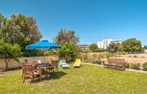 une terrasse avec une table, des chaises et un parasol dans l'établissement Johnhara Studios & Apartments, à Ialyssos