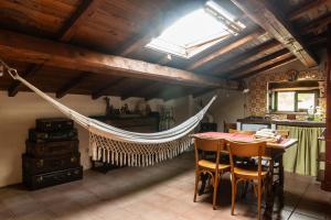 uma rede de descanso numa cozinha com mesa e cadeiras em Country House tra lago e mare a Sud di Roma em Campoleone