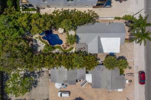 una vista aérea de una casa con piscina y árboles en Shady Mango home, en Anna Maria