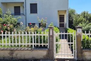 una cerca blanca frente a una casa en Via Guareschi, en Fontanelle di Roccabianca