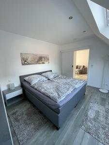 1 dormitorio con 1 cama en una habitación en Ferienwohnung Moncho, en Hagenburg