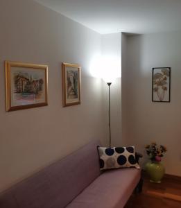 杜布羅夫尼克的住宿－Verica house，客厅配有沙发和墙上的照片