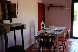 Casa do Caseiro في Sobrena: طاولة وكراسي في غرفة مع طاولة وطاولة