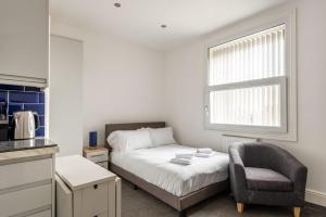 Tempat tidur dalam kamar di Modern and Cosy Budget Studio in Central Doncaster