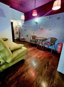 - un salon avec un canapé et une table dans l'établissement Hostel Bermuda, à Lesce