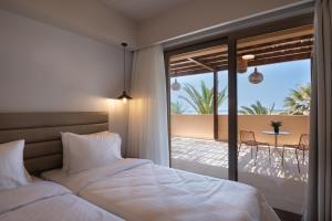 Ein Bett oder Betten in einem Zimmer der Unterkunft Prasonisi Light House Boutique Hotel