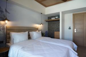 Ein Bett oder Betten in einem Zimmer der Unterkunft Prasonisi Light House Boutique Hotel