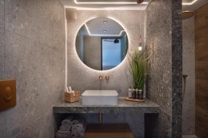 ein Badezimmer mit Waschbecken und Spiegel in der Unterkunft Prasonisi Light House Boutique Hotel in Prasonisi