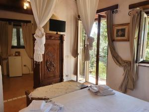 1 dormitorio con cama y ventana grande en Bed and Breakfast Tenuta Palmieri en Cersuta di Maratea