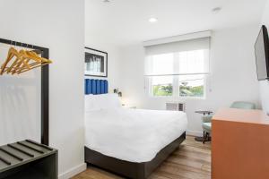 Postel nebo postele na pokoji v ubytování Grove Hotel
