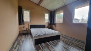 Chuprene的住宿－Lion Cottage，一间设有床铺的卧室,位于带窗户的房间内