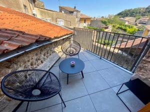 d'une terrasse avec 2 chaises et une table sur un balcon. dans l'établissement Chaleureux T3 avec terrasse/ Proche Valence, à Saint-Péray