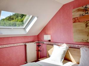 a bedroom with red walls and a window at Weidendall in Kopstal