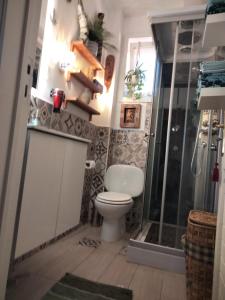 uma casa de banho com um WC e um chuveiro em Iris house em Agnone Bagni