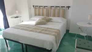 Кровать или кровати в номере Casa Gabriella - Amalfi Coast - Free Parking - Full Sea View