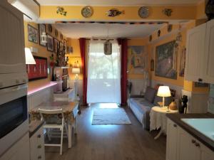 Η κουζίνα ή μικρή κουζίνα στο Iris house