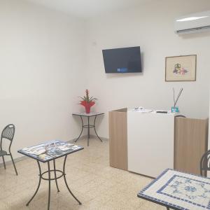 Zimmer mit Theke, Tisch und Stühlen in der Unterkunft Villa Pino in Furore