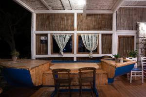 Ein Sitzbereich in der Unterkunft Prasonisi Light House Boutique Hotel