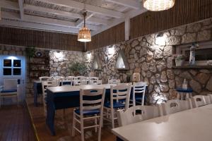 Ein Restaurant oder anderes Speiselokal in der Unterkunft Prasonisi Light House Boutique Hotel 