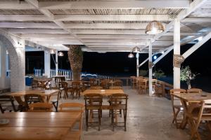 Ein Restaurant oder anderes Speiselokal in der Unterkunft Prasonisi Light House Boutique Hotel 