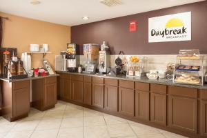 un restaurante con un mostrador con comida. en Days Inn by Wyndham Anderson IN, en Anderson