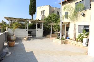 un patio en el patio trasero de una casa en יחידת קורל בלב הגליל העליון coral unit en Qiryat Shemona