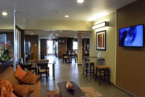 TV a/nebo společenská místnost v ubytování Microtel Inn and Suites Pecos