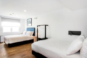 Кровать или кровати в номере Grove Hotel