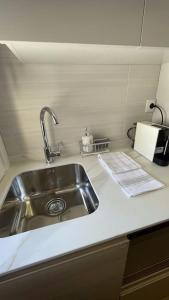 cocina con fregadero y encimera en Vivienda Vista Mayor 3 dorm íntegro, en La Guardia