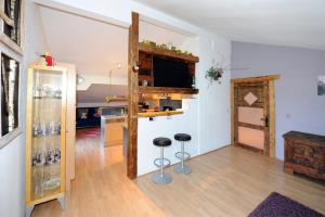 ein Wohnzimmer mit 2 Hockern in einem Zimmer in der Unterkunft Appartment Eggerhof in Saalfelden am Steinernen Meer