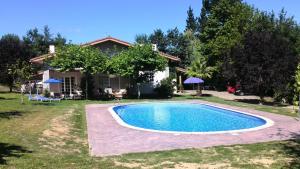 einen Pool im Hof eines Hauses in der Unterkunft casa rural usko in Amurrio