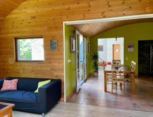 Zona de estar de Maison en bois chaleureuse près du Golf de l'Odet